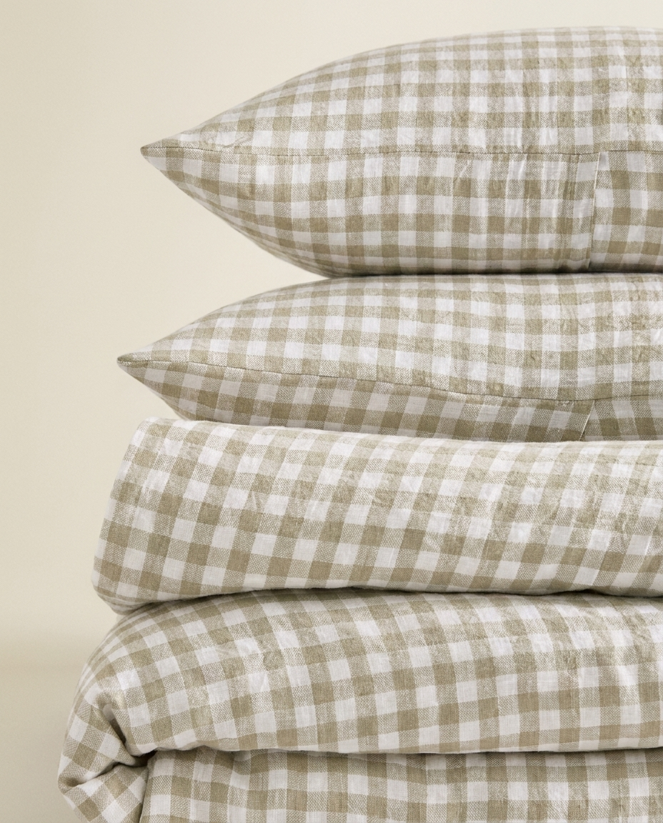 Close-up of the folded Sauge Dorée stack edges